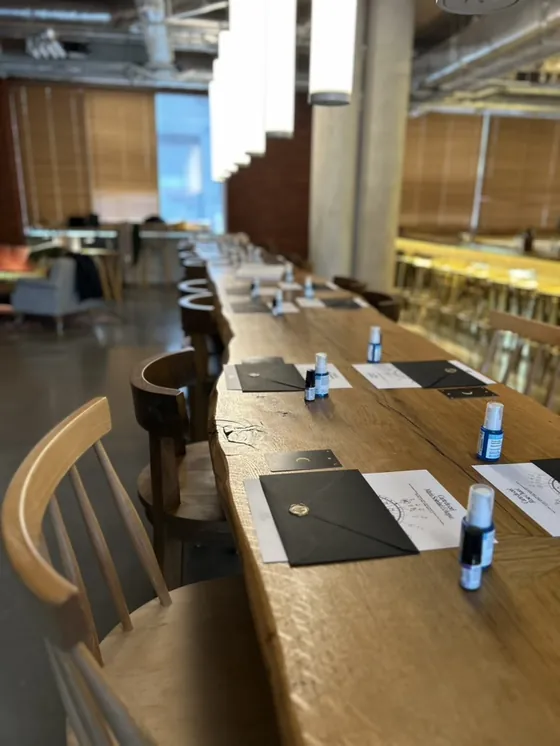 Une table d&rsquo;atelier dress&eacute;e dans les locaux d&rsquo;une entreprise, une place par personne
