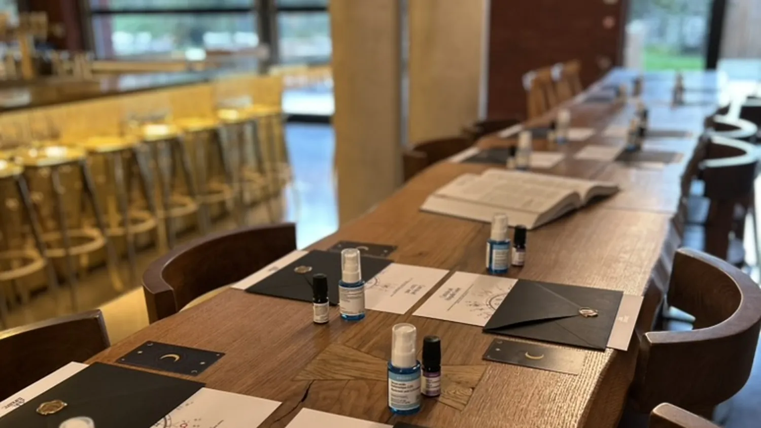 La grande table dress&eacute;e avant l&rsquo;atelier, une place par personne